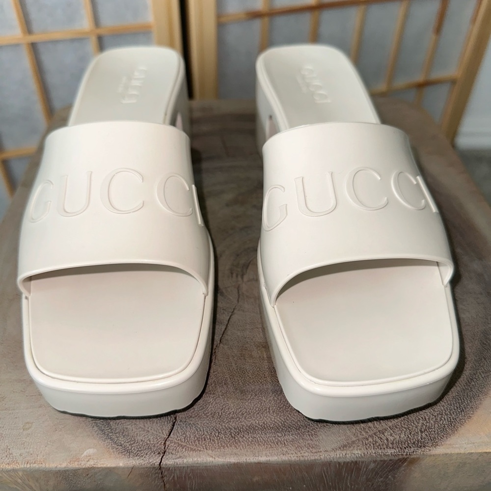 Women’s white rubber Gucci slide Sandle size 7